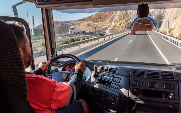 Fahrerkabine im LKW mit Blick auf das Cockpit und die Straße