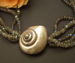 Edelsteinkette mit Schnecke