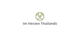 Ein Logo mit einem grünen Symbol über dem Text "Im Herzen Thailands" auf weißem Hintergrund.
