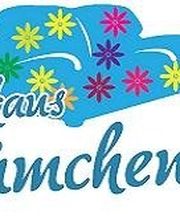 Blaues Sofa mit bunten Blumen und Schriftzug "Haus Blümchensofa" in geschwungener Schrift.