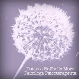 Immagine di un dente di leone sfocato con testo: Dott.ssa Raffaella Moro, Psicologa Psicoterapeuta.