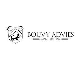 Logo van Bouvy Advies met wapenschild, hond en sterren. Tekst: "Smart Thinking".