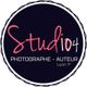 Logo rond "Studio 104", photographe, Lyon 1er, texte noir et rose sur fond sombre.