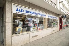 Geschäft für Sicherheitstechnik mit Schließsystemen und Tresoren in einer Einkaufsstraße.