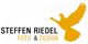 Logo mit Schrift "STEFFEN RIEDEL FOTO & DESIGN" und gelber Silhouette eines fliegenden Vogels.