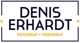 Text: "Denis Erhardt - Fotograf + Videograf" in blau und orange, mit einem Rahmen.