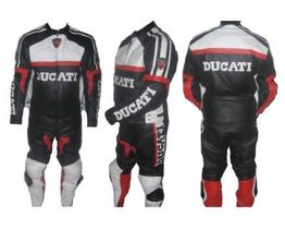 Completo da motociclista Ducati in pelle nera, rossa e bianca, visto davanti e dietro.