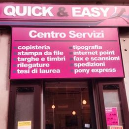 Insegna rosa di un centro servizi con vari servizi elencati in bianco e rosa.