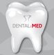 Illustrazione di un dente bianco con scritta "DENTAL@MED" su sfondo grigio.