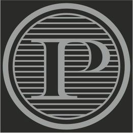 Cerchio grigio scuro con una "P" stilizzata al centro su sfondo nero a righe.