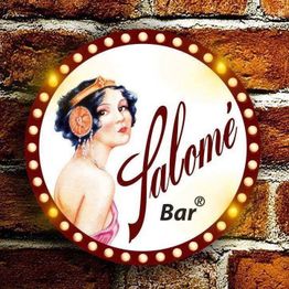 Logotipo do Salomé Bar com ilustração de mulher vintage e fundo de tijolos.