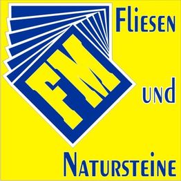 Logo mit blauen Buchstaben "FM Fliesen und Natursteine" auf gelbem Hintergrund.