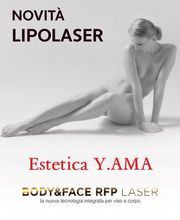 Schwarz-weiß Bild einer Frau, die sitzt. Text: "NOVITÀ LIPOLASER, Estetica Y.AMA, BODY&FACE RFP LASER."