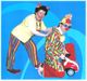 Zwei Clowns in bunten Kostümen vor blauem Hintergrund, einer sitzt auf einem kleinen roten Auto.
