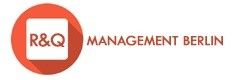 Rotes Logo mit "R&Q Management Berlin" in moderner Schrift.