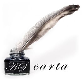 Federkiel in Tintenfass, daneben der Text "AS carta" in dekorativer Schrift.