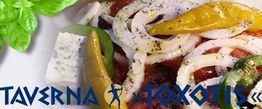 Griechischer Salat mit Zwiebeln, Feta, Paprika, Kräutern und Basilikum; Schriftzug "Taverna Toxotis".