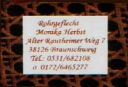Visitenkarte mit Kontaktinformationen von Monika Herbst auf leopardgemustertem Hintergrund.