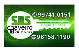 Cartão verde de chaveiro 24h com telefone de contato e nome Edgar Harada.