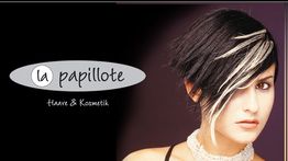 Frau mit kurzem schwarzen Haar und blonden Strähnen; Text: la papillote, Haare & Kosmetik.