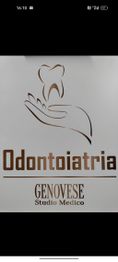 Logo odontoiatrico con una mano che sostiene un dente, testo: "Odontoiatria Genovese Studio Medico".