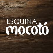 Logo do "Esquina Mocotó" em fundo de madeira marrom.