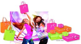 Zwei Frauen tanzen fröhlich mit bunten Einkaufstaschen vor einem farbenfrohen Hintergrund.