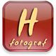 Rotes Quadrat mit gelbem "H", darunter das Wort "fotograf" in kursiver Schrift.