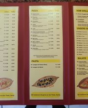 Speisekarte mit Pizza, Pasta, Grillgerichten und Salaten auf rotem Hintergrund.