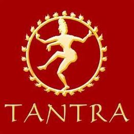 Logo dourado de figura dançante com a palavra "TANTRA" em fundo vermelho.