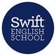 Logotipo de Swift English School en un círculo azul oscuro.