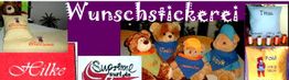 Teddys mit bunten Halstüchern und personalisierten Stickereien vor lila Hintergrund.