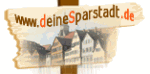 Altes Stadthaus mit Schriftzug "www.deineSparstadt.de" auf einem Holzschild.