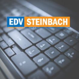 Eine Computertastatur mit dem Logo "EDV STEINBACH" darüber in blau und orange.