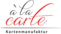 Logo mit dem Text "à la carte Kartenmanufaktur" in Schwarz und Rot auf weißem Hintergrund.