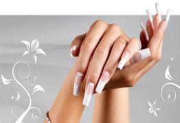 Hände mit langen, weißen, französischen Maniküre-Nägeln vor floralem Hintergrund.