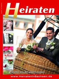 Brautpaar in einem Heißluftballonkorb mit Champagner, lächelnd und elegant gekleidet.