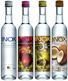 Vier INOX-Flaschen mit unterschiedlichen Fruchtgeschmäckern: Original, Apfel, Passionsfrucht, Kokos.