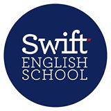 Logotipo de Swift English School en un círculo azul oscuro.