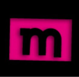 Schwarzer Buchstabe "m" vor magenta Hintergrund auf schwarzem Grund.