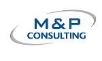Logo von M&P Consulting mit blauem Text und einem grauen Bogen im Hintergrund.