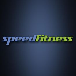 Blau-grünes "speedfitness" Logo auf dunklem Hintergrund.