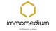 Logo eines Unternehmens mit gelbem Sechseck und dem Text "immomedium – Auffallend anders".
