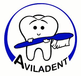 Dibujo de un diente sonriente sosteniendo un cepillo de dientes con el texto "AVILADENT" debajo.