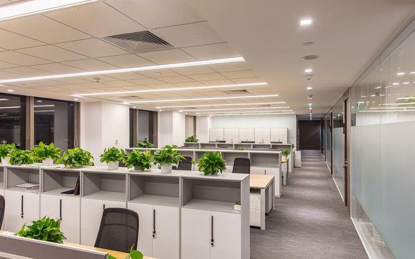 Gut beleuchtetes Großraumbüro