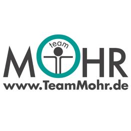Logo von Team Mohr mit schwarzem Schriftzug und grüner Symbolik. Webseite: www.TeamMohr.de.