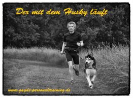 Mann joggt mit Husky in der Natur, Text: "Der mit dem Husky läuft".