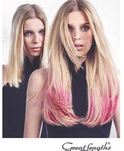 Zwei Frauen mit langen, glatten blonden Haaren; eine mit rosa Spitzen. Great Lengths-Logo unten.