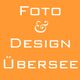 Orange Hintergrund mit weißem Text: "Foto & Design Übersee".