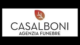 Logo della "Casalboni Agenzia Funebre" con foglia stilizzata su sfondo bianco.